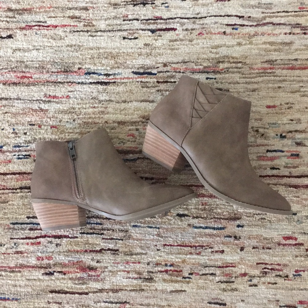 American Eagle brown booties